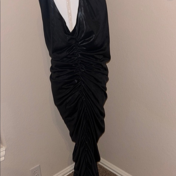 Elegant Black One-Shoulder Dress - Picture 6 of 8